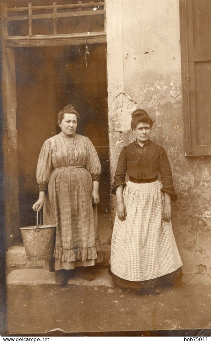 Carte Photo De Deux Femmes En Tenue De Travail Posant Devant La Porte De Leurs Maison En 1911 - Anonyme Personen