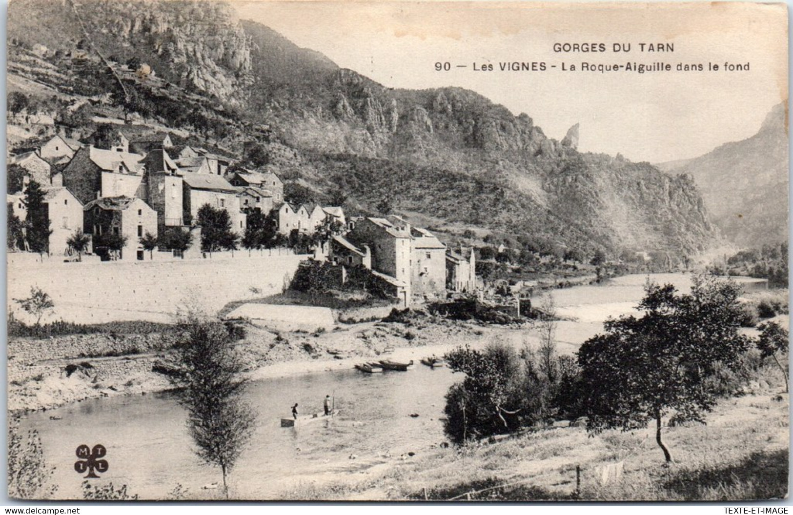 48 LES VIGNES - La Roque Aiguille Dans Le Fond  - Other & Unclassified