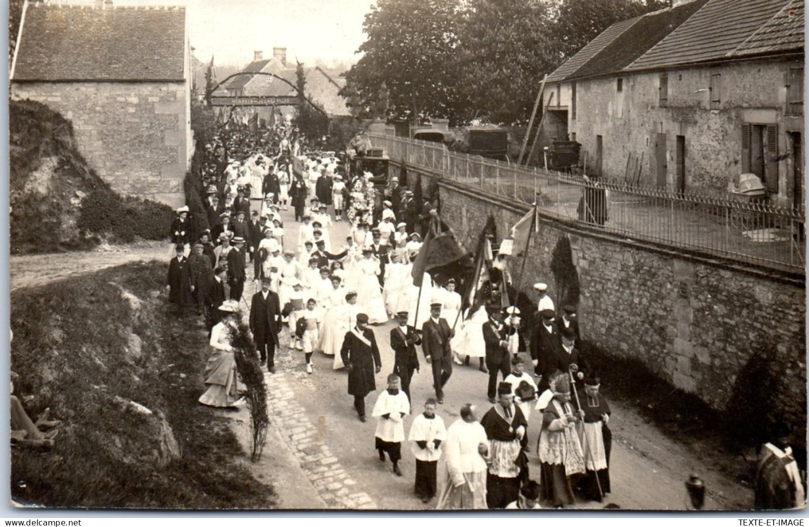 60 CREPY EN VALOIS - CARTE PHOTO - Procession De Communiantes  - Crepy En Valois