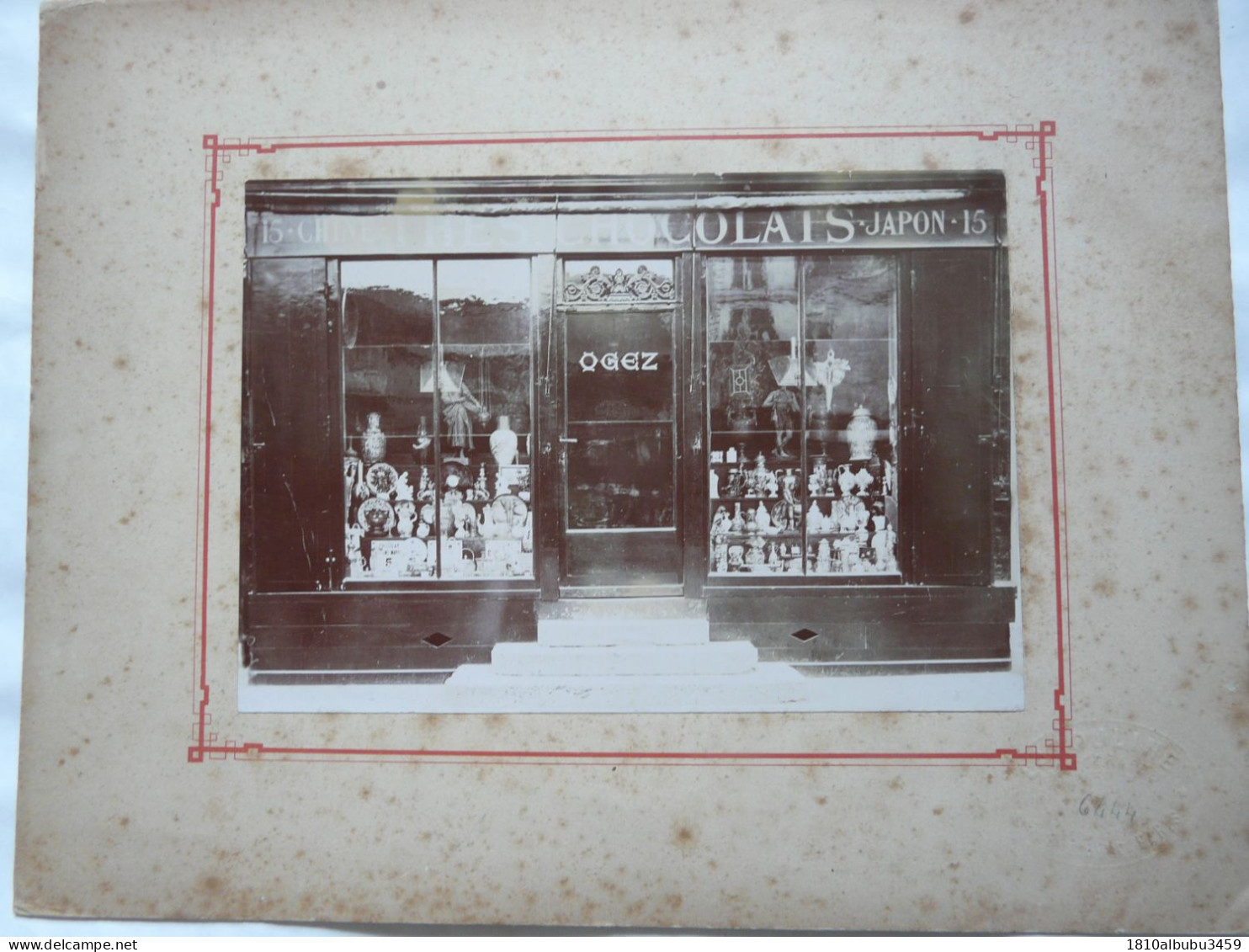 SUPERBE PHOTO ANCIENNE Sur Support Cartonné (21 X 27 Cm) : Façade Boutique OGEZ - CHINE. THES. CHOCOLATS.JAPON - Asien