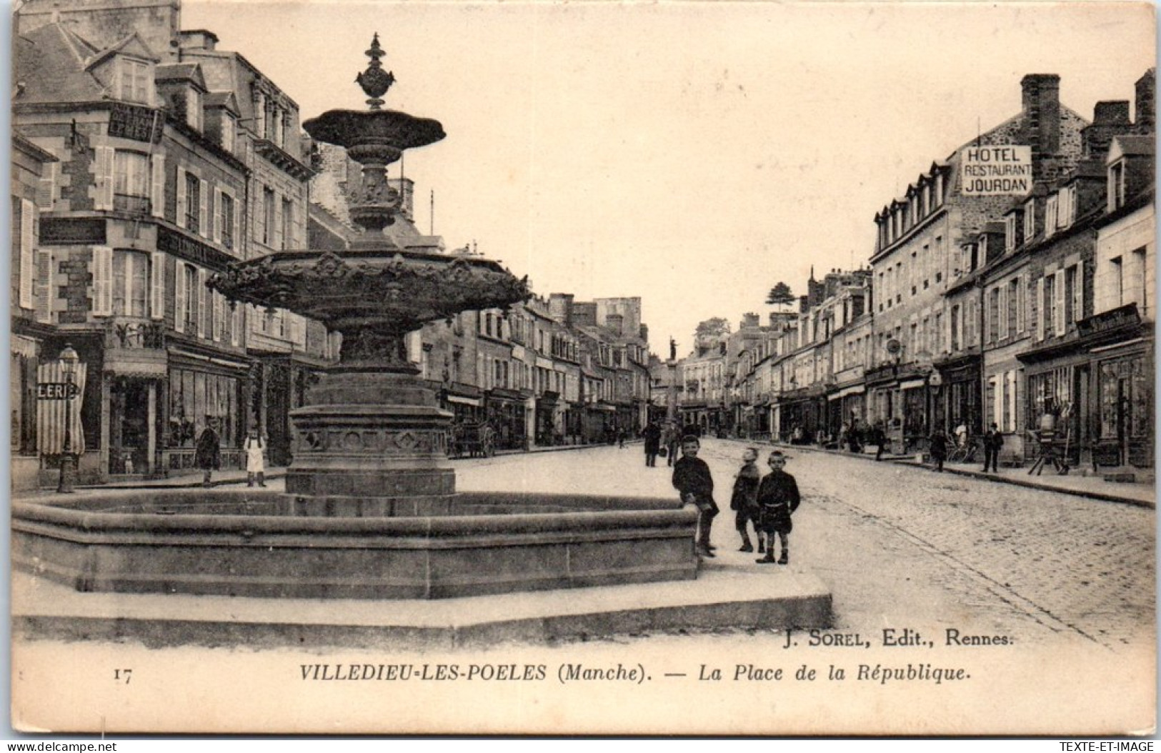 50 VILLEDIEU LES POELES - Fontaine, Place De La Republique  - Villedieu