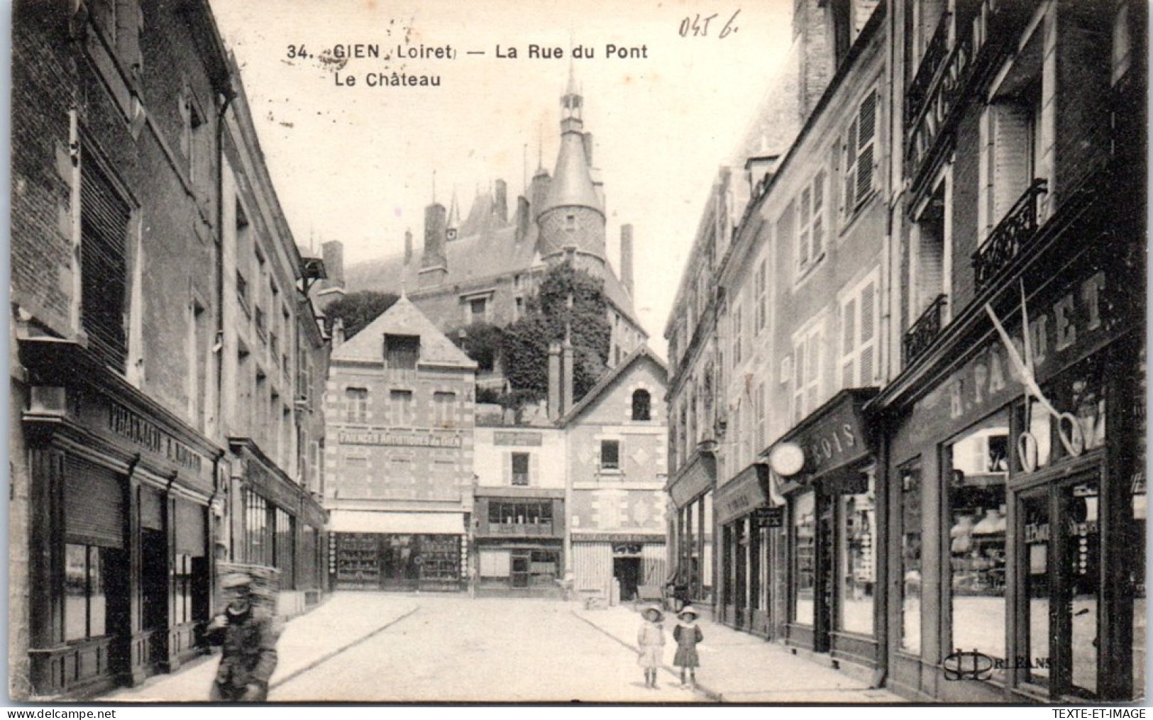 45 GIEN - La Rue Du Pont Et Le CHATEAU - Gien