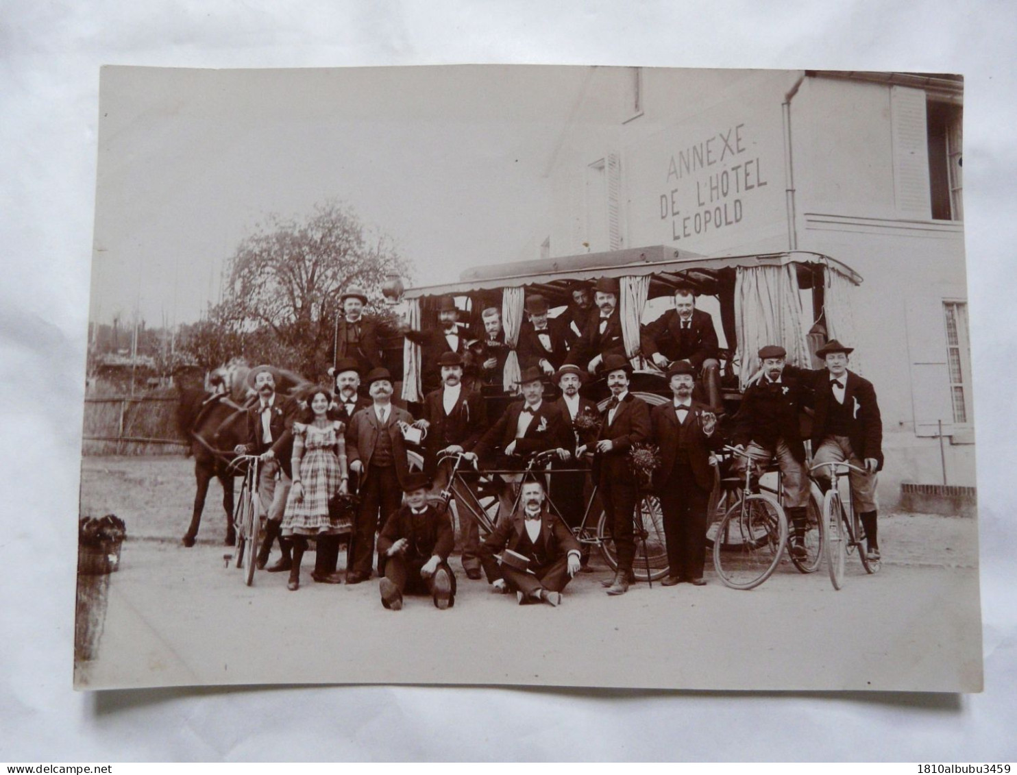 SUPERBE - PHOTO ANCIENNE (12 X 17 Cm) - ANNEXE DE L'HOTEL LEOPOLD : SCENE ANIMEE - CYCLISTES Vers 1900 - Cycling