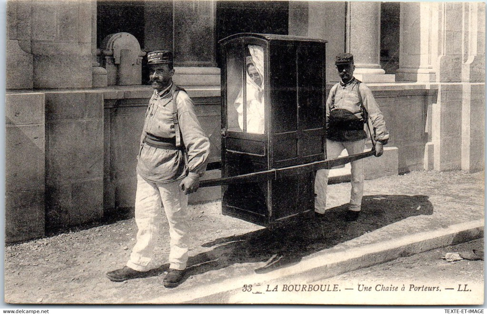 63 LA BOURBOULE - Une Chaise A Porteurs. - La Bourboule