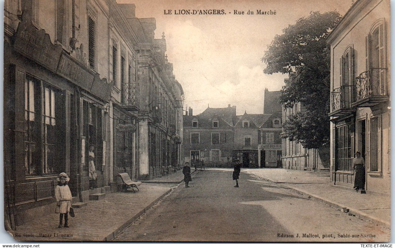 49 LE LION D'ANGERS - La Rue Du Marche. - Other & Unclassified