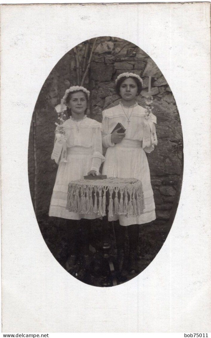 Carte Photo De Deux Jeune Fille élégante Posant Dans La Cour De Leurs Maison - Anonyme Personen