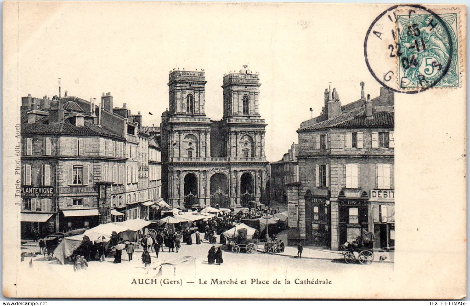 32 AUCH - Vue Sur La Cathedrale Et Le Marche. - Auch