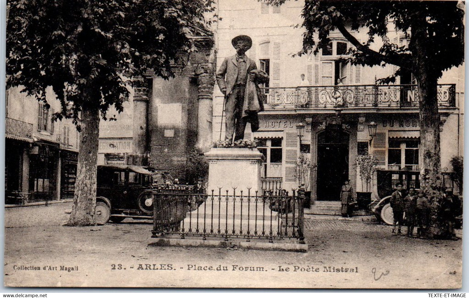 13 ARLES - Place Du Forum Et Statue De Mistral. - Sonstige & Ohne Zuordnung