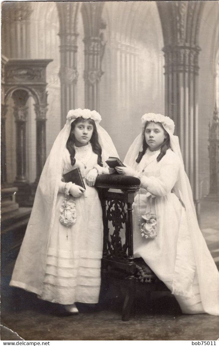 Carte Photo De Deux Jeune Fille élégante Posant Dans Un Décor D'église Dans Un Studio Photo - Personnes Anonymes