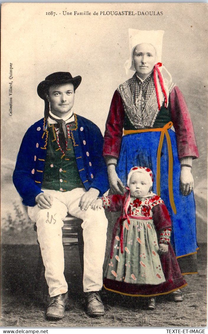 29 PLOUGASTEL DAOULAS - Une Famille En Costume Local (couleurs) - Plougastel-Daoulas