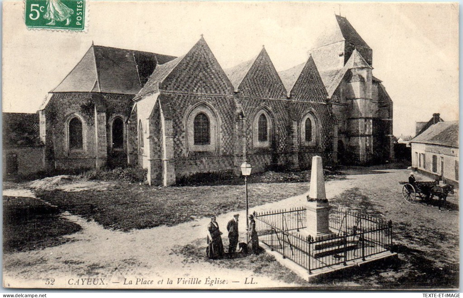 80 CAYEUX - La Place Et La Vieille Eglise - Cayeux Sur Mer