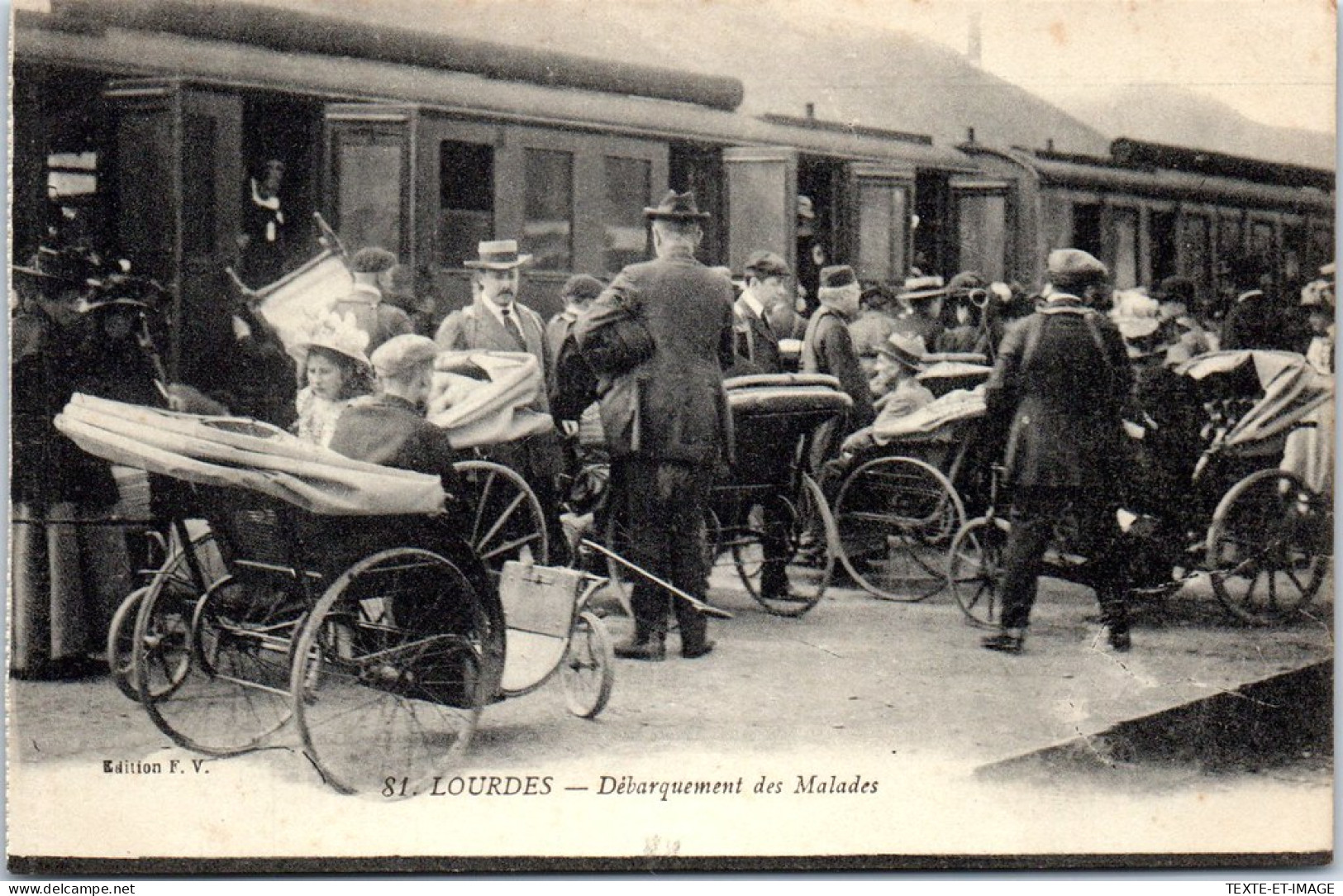 65 LOURDES - Debarquement De Malades D'un Train. - Lourdes