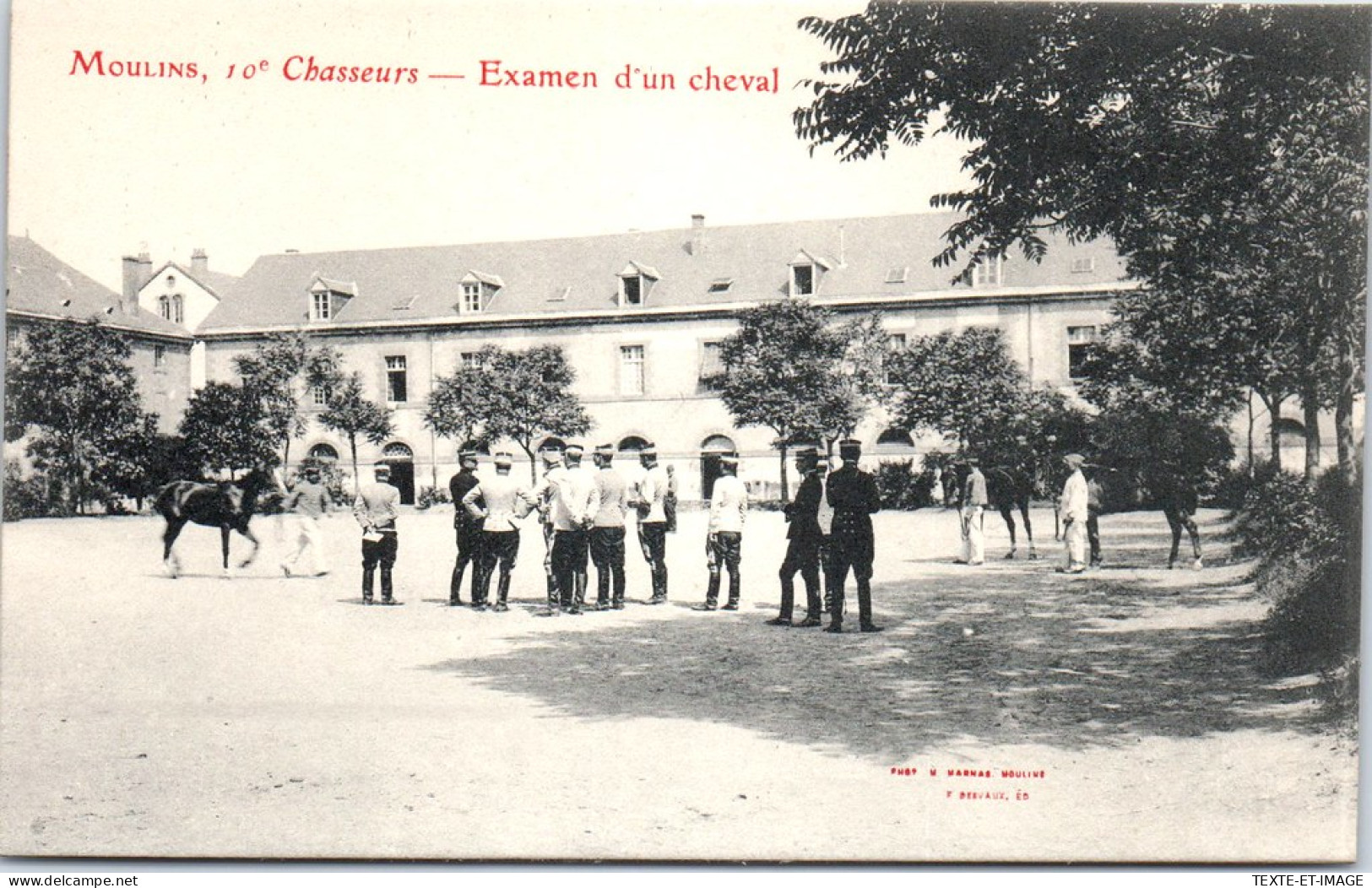 03 MOULINS - Caserne Du 10e Chasseurs, Examen D'un Cheval - Moulins