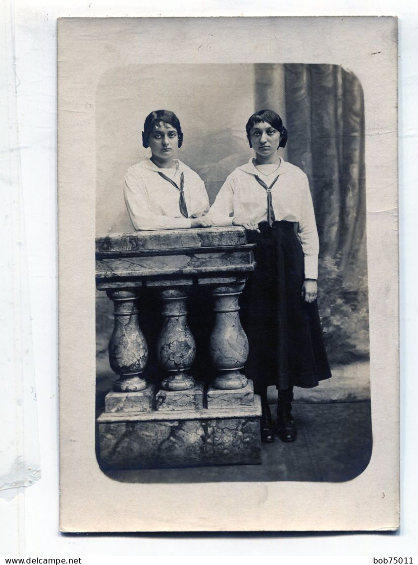 Carte Photo De Deux Jeune Fille élégante Posant Dans Un Studio Photo Vers 1910 - Personnes Anonymes