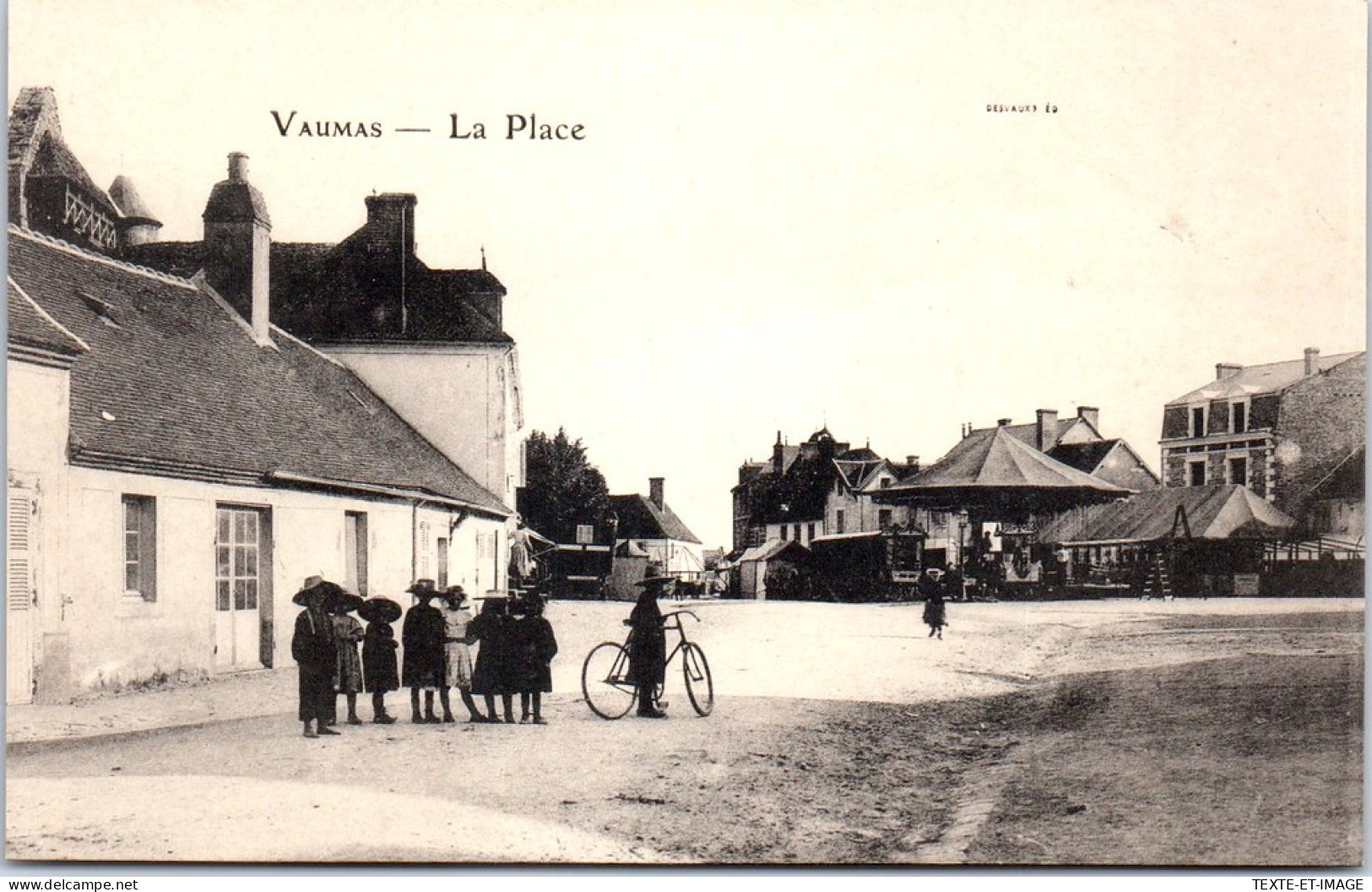 03 VAUMAS - Vue De La Place Du Village  - Autres & Non Classés