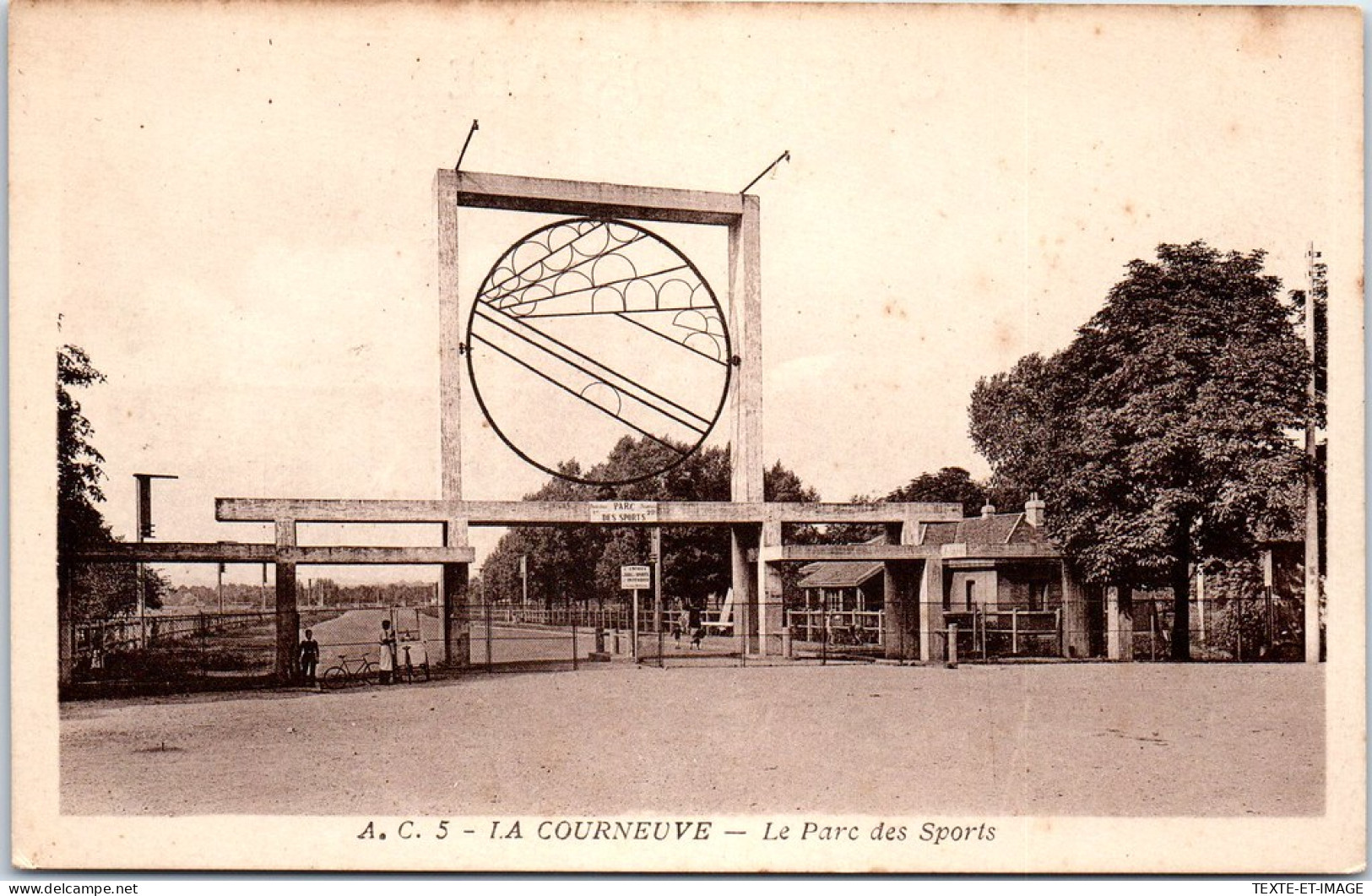 93 LA COURNEUVE - Entree Du Parc Des Sports  - La Courneuve