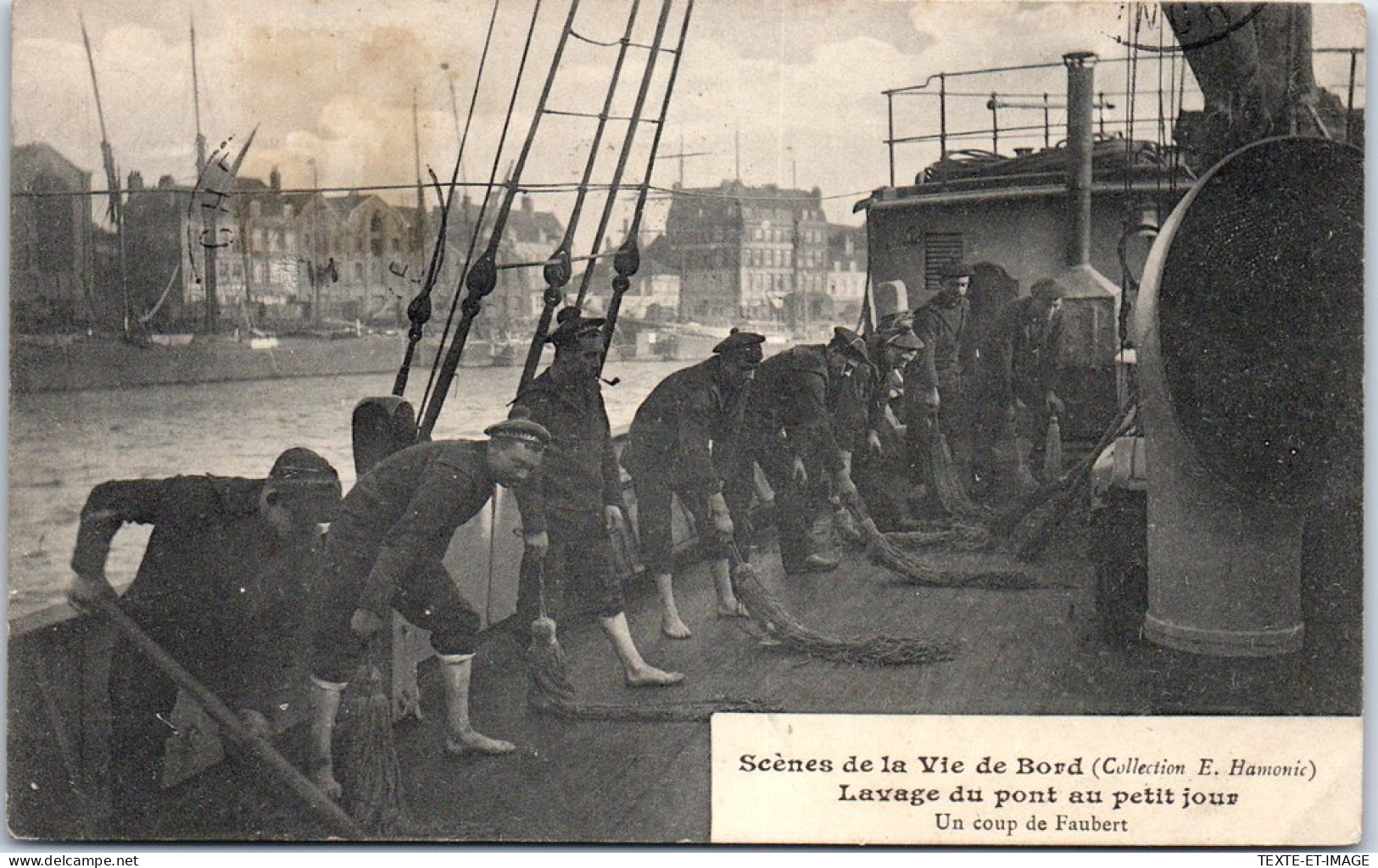 BATEAUX DE GUERRE  Lavage Du Pont Au Petit Jour  - Krieg