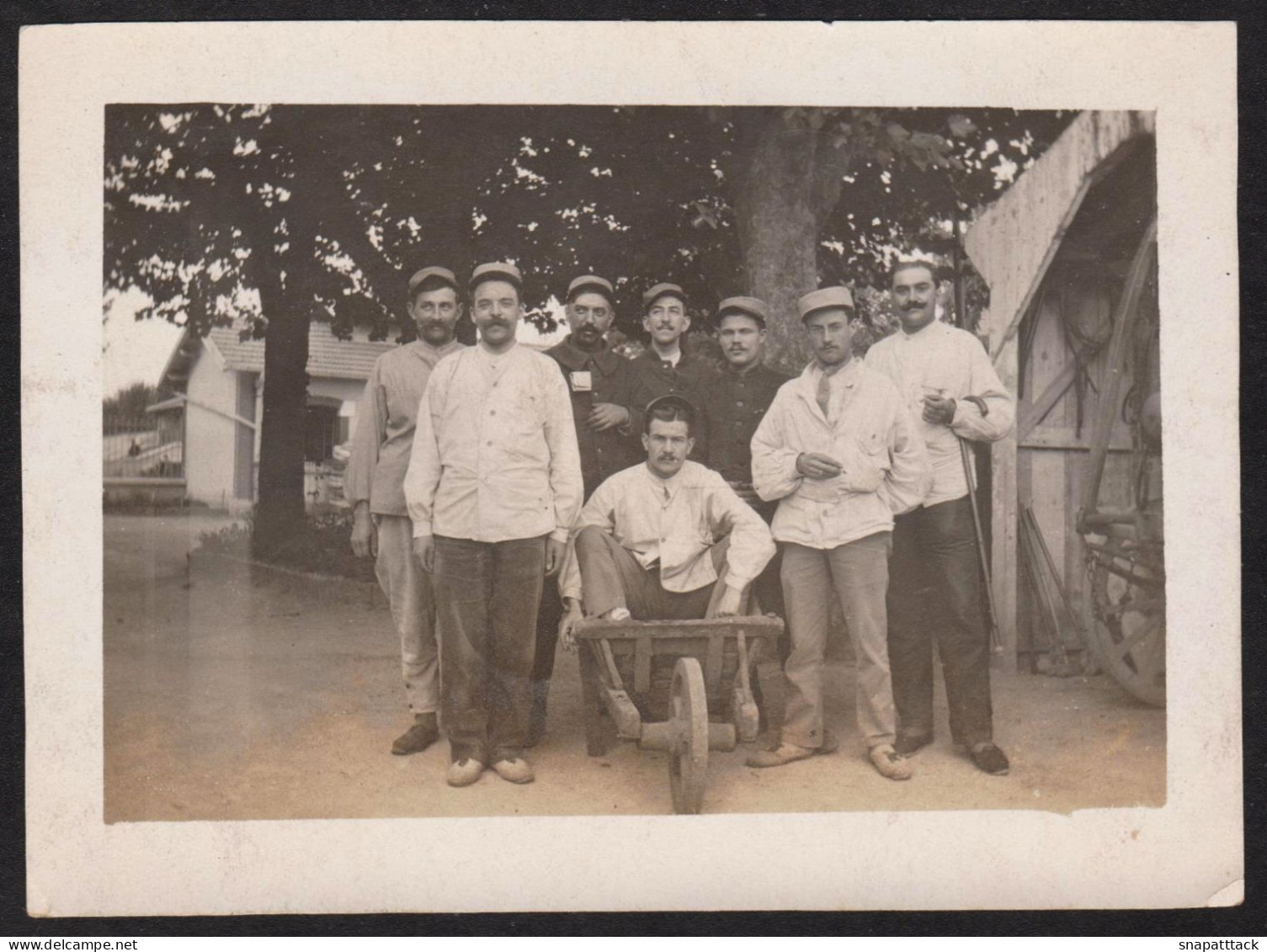 Jolie Photographie De Soldats à Identifier, Infirmerie 89e à Sens, Yonne, Poilus? Ww1? Entre Deux Guerre? 9,2x6,7cm - Guerre, Militaire