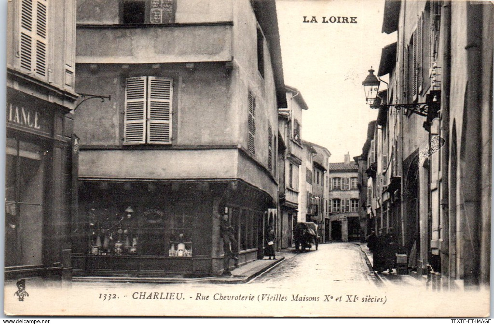 42 CHARLIEU - Un Coin De La Rue Chevroterie - Charlieu