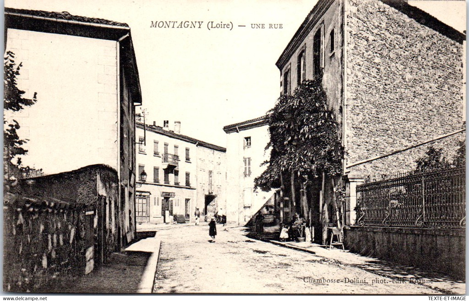 42 MONTAGNY - Une Rue De La Commune  - Sonstige & Ohne Zuordnung