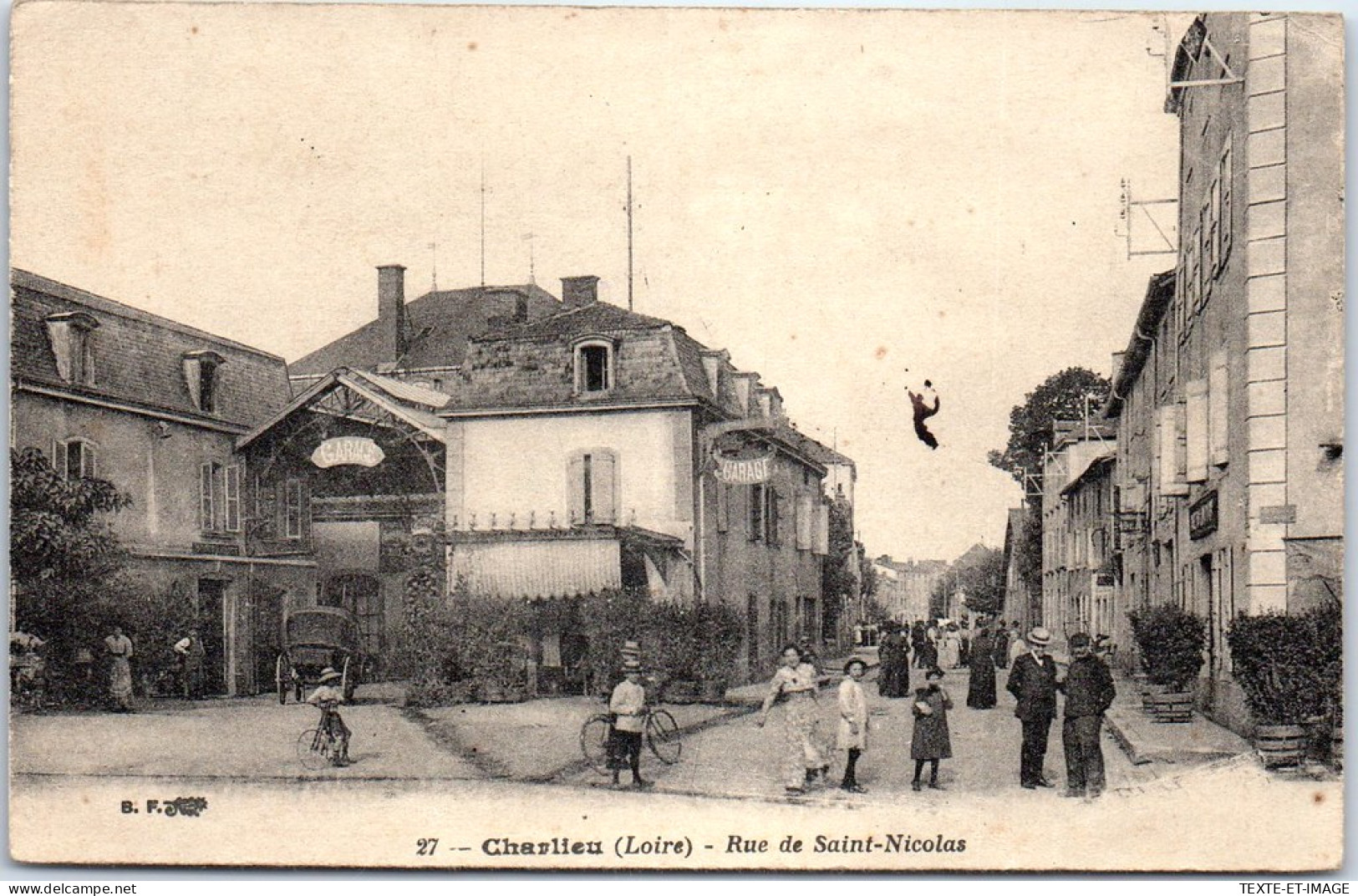 42 CHARLIEU - La Rue Saint Nicolas  - Charlieu