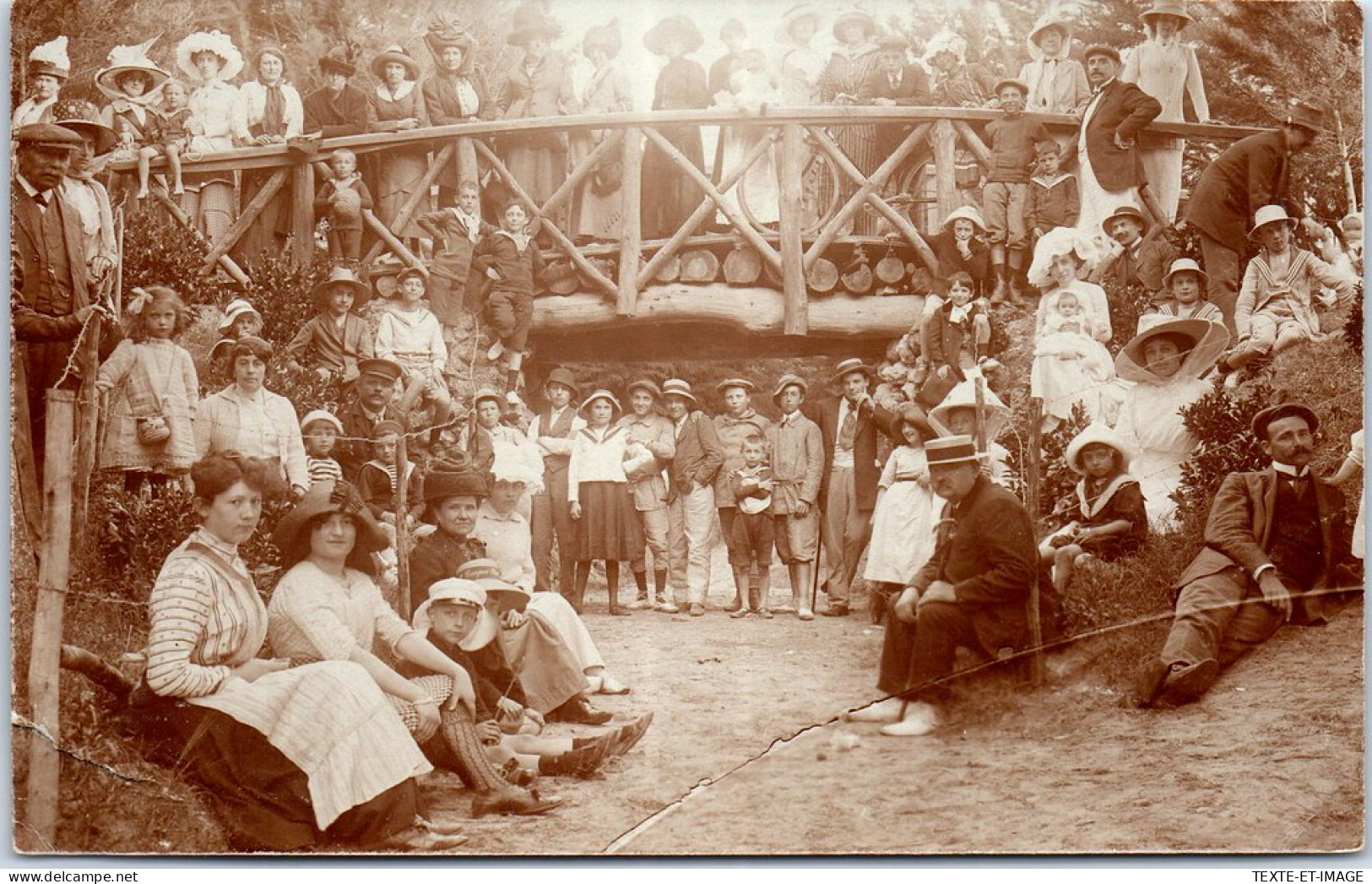 17 CHATELAILLON - CARTE PHOTO - Touriste Au Pont De Bois - Châtelaillon-Plage