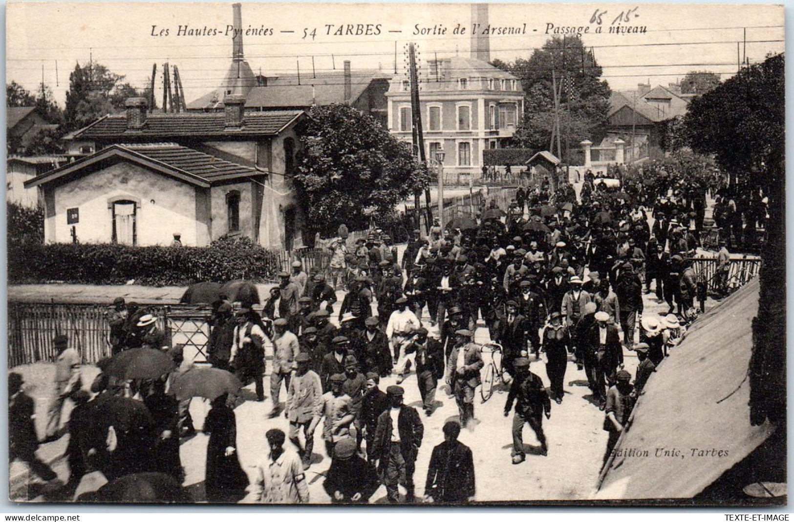 65 TARBES - Sortie De L'arsenal, Passage A Niveau. - Tarbes