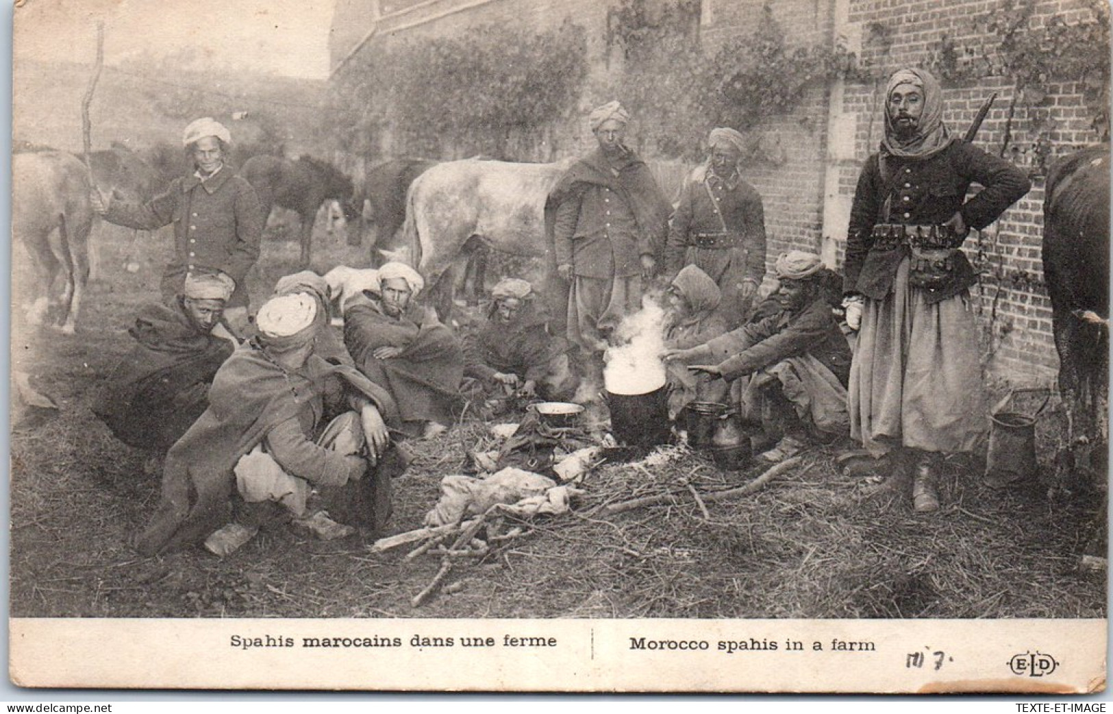 MILITARIA - 1914-1918 - Spahis Marocains Dans Une Ferme - Guerre 1914-18