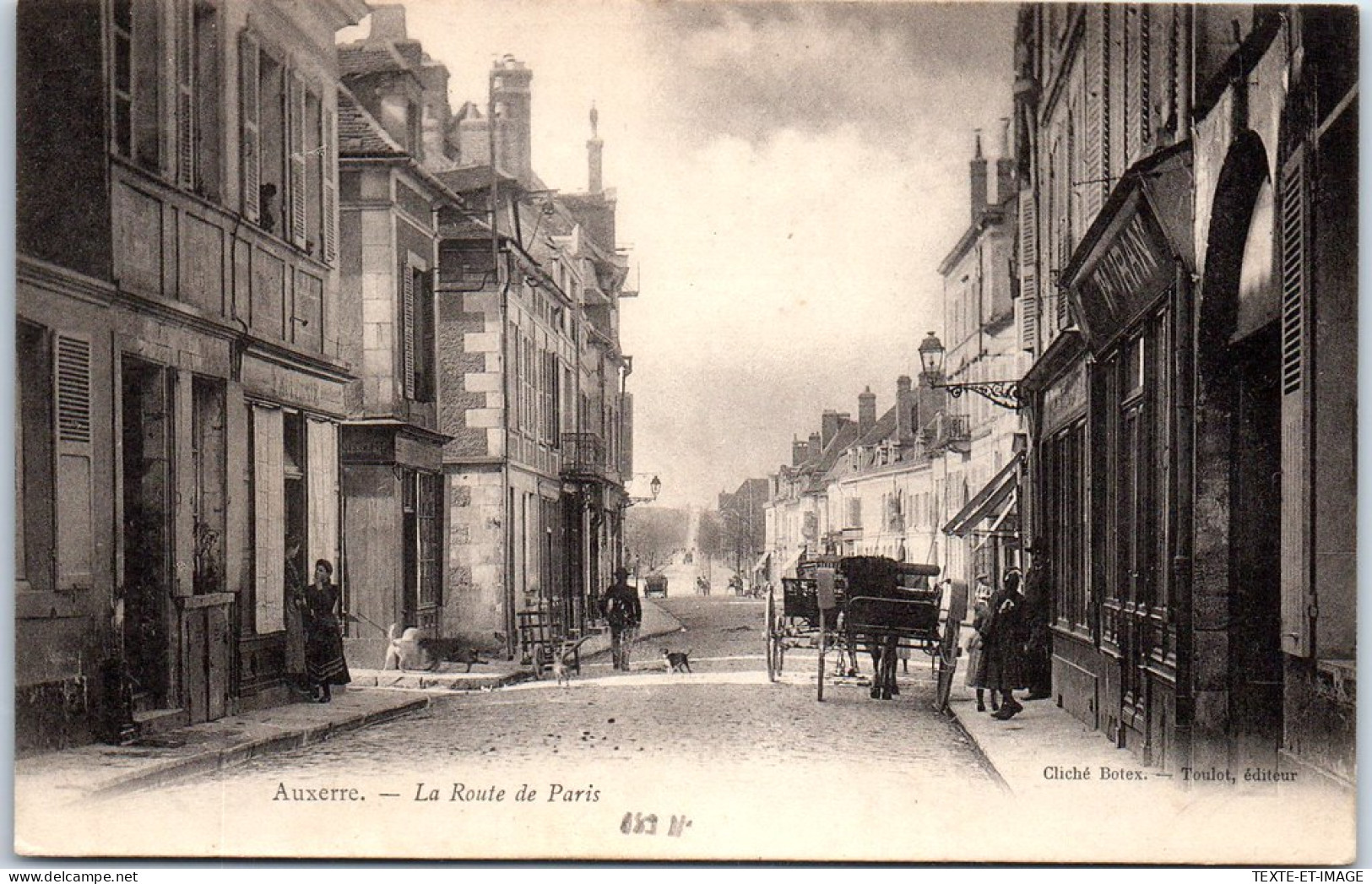 89 AUXERRE - Un Coin De La Route De Paris. - Auxerre