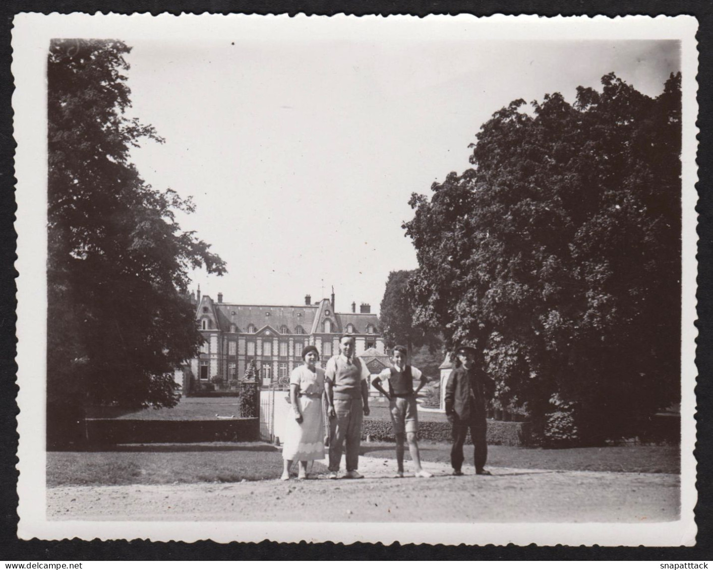 Jolie Photographie De Groupe Devant Le Château De La Mormaire, Yvelines, Grosrouvre, 8,8 X 11,3 Cm - Orte