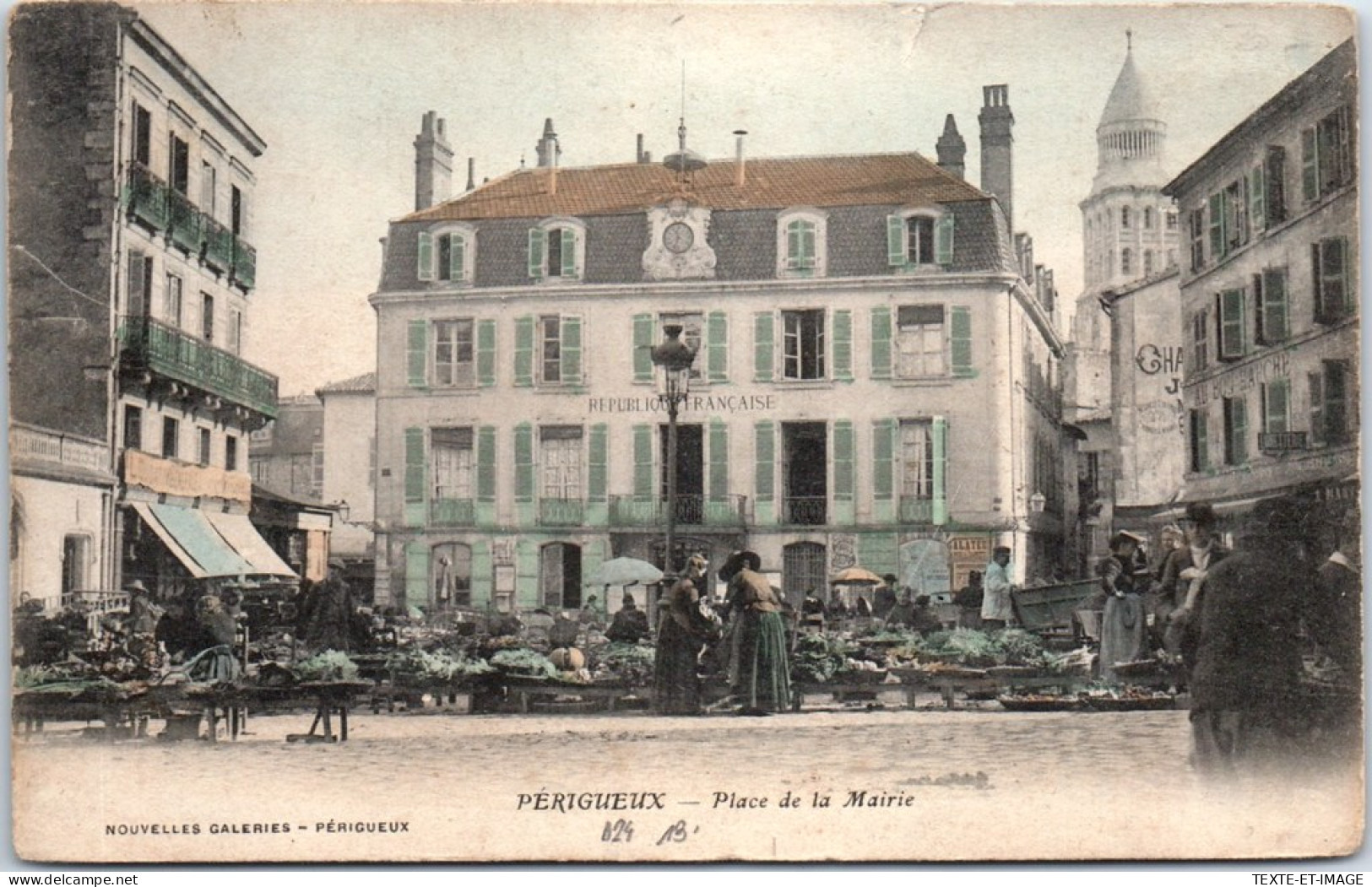 24 PERIGUEUX - La Place De La Mairie Jour Du Marche  - Périgueux