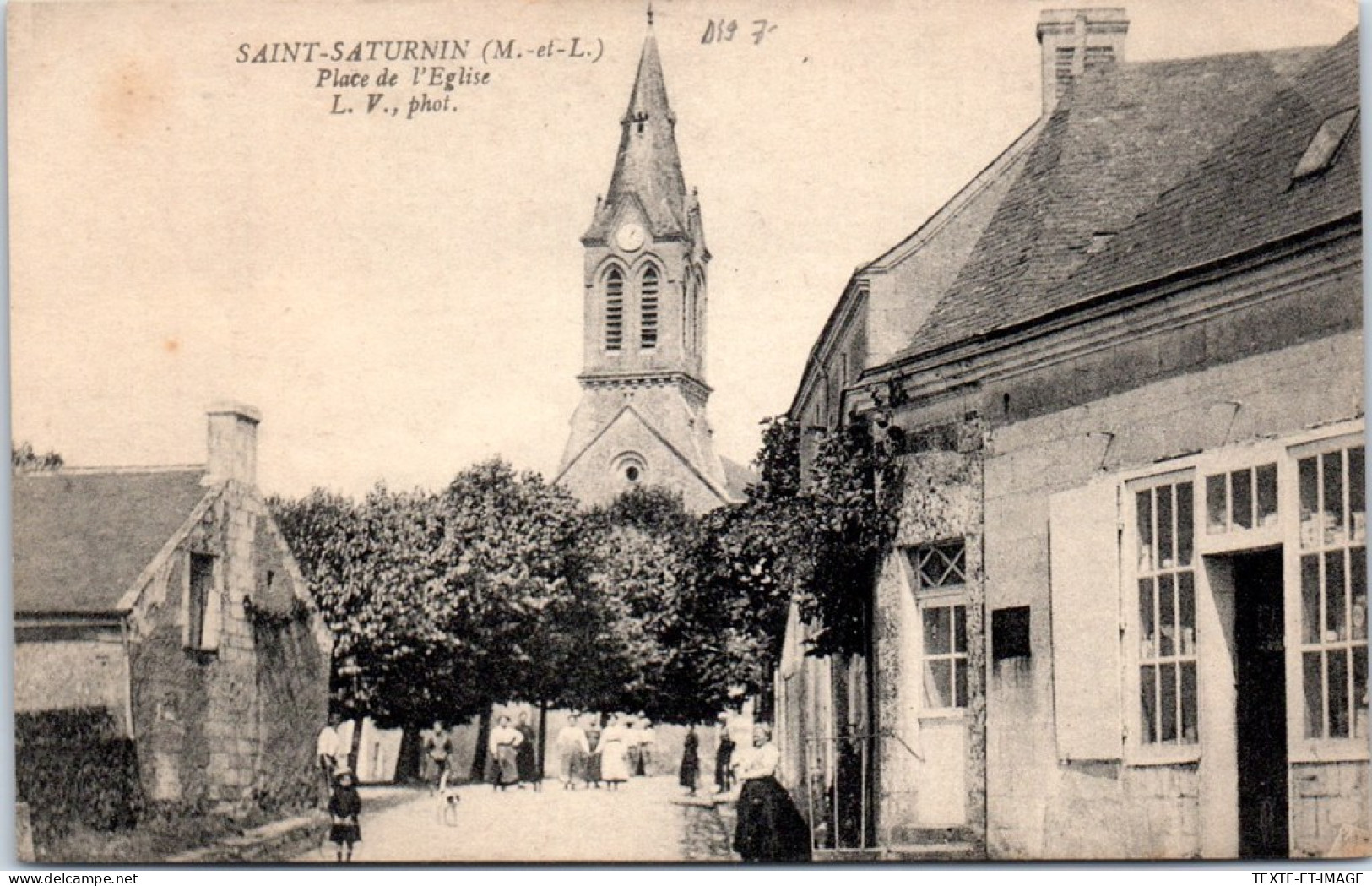 49 SAINT SATURNIN - Vue De La Place De L'eglise  - Autres & Non Classés