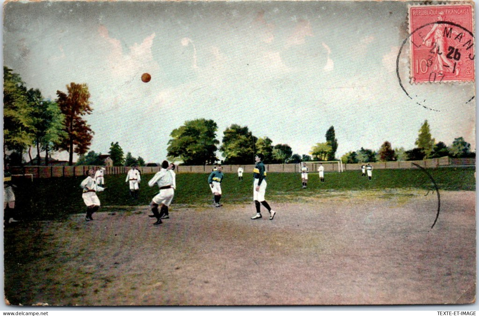 SPORT - FOOTBALL - Match Sur Un Terrain  - Soccer