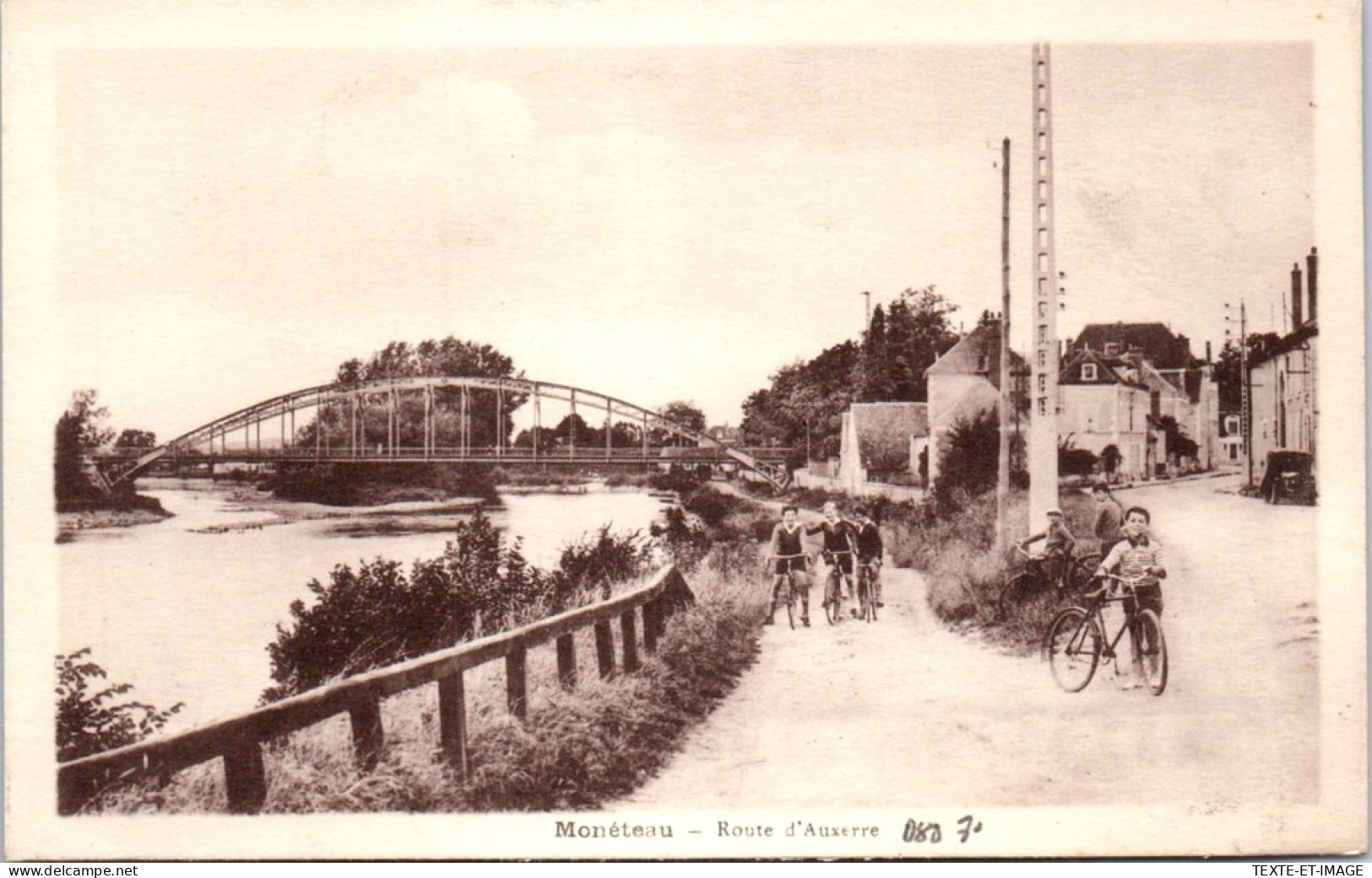 89 MONETEAU - La Route D'auxerre, Au Fond Le Pont  - Andere & Zonder Classificatie