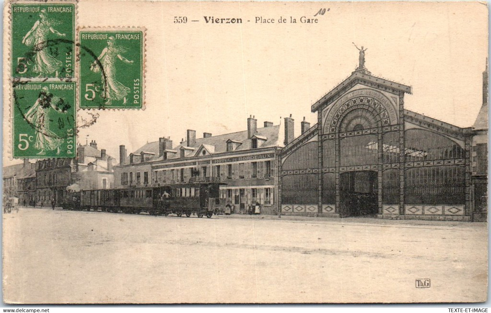 18 VIERZON - Un Coin De La Place De La Gare (tramway) - Vierzon