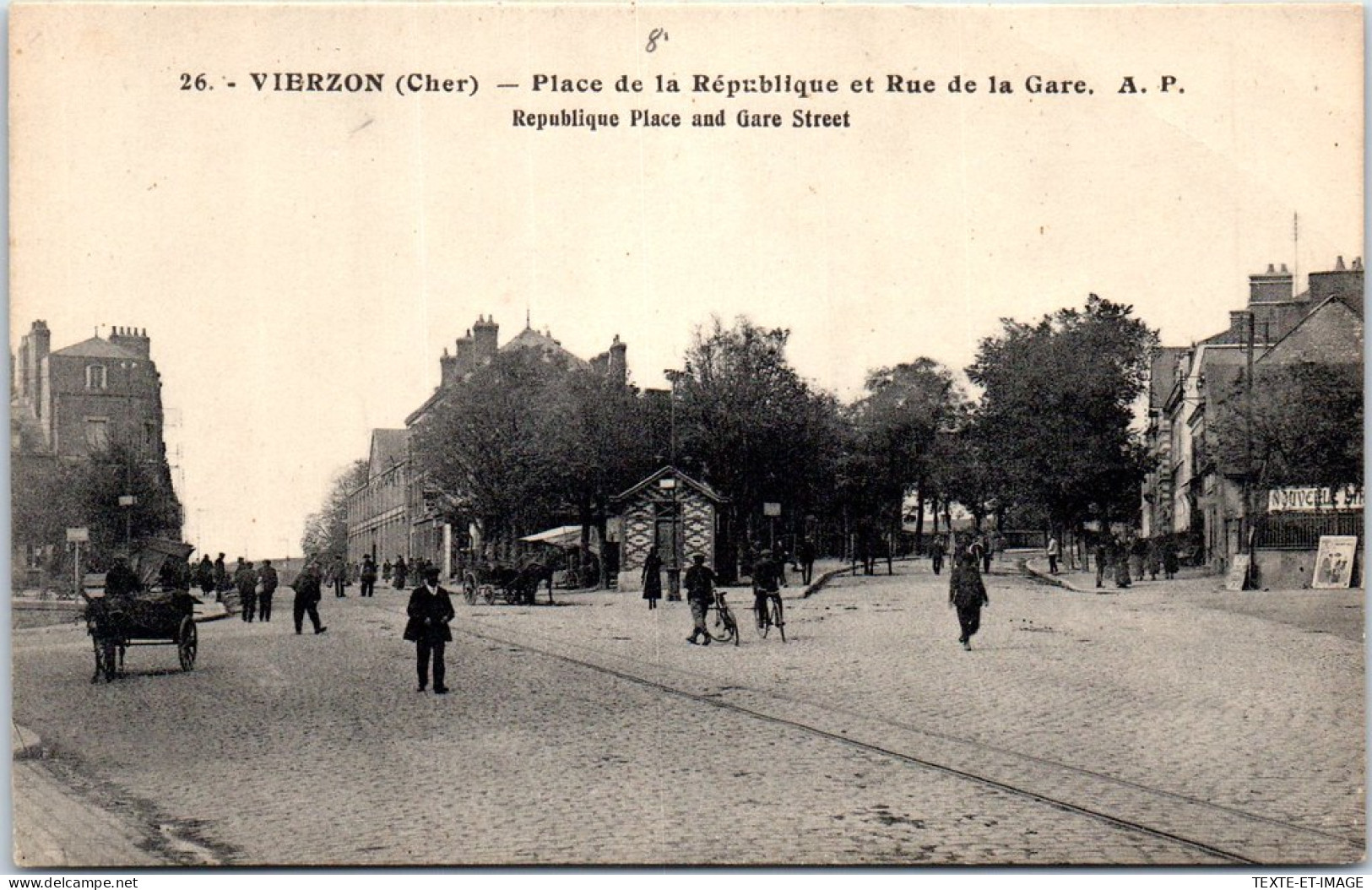 18 VIERZON - Place De La Republique Et Rue De La Gare  - Vierzon