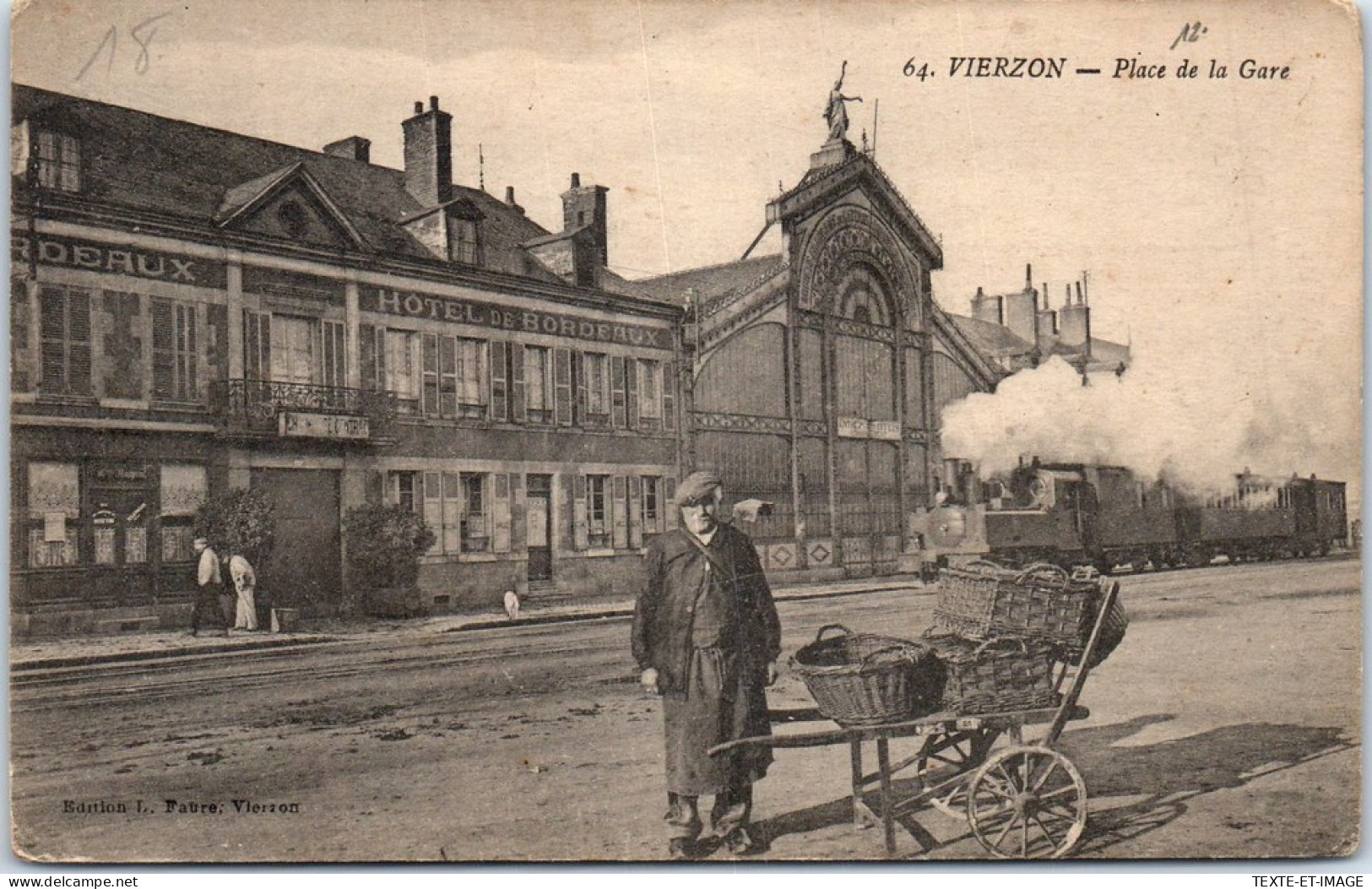 18 VIERZON - La Place De La Gare (tramway) - Vierzon
