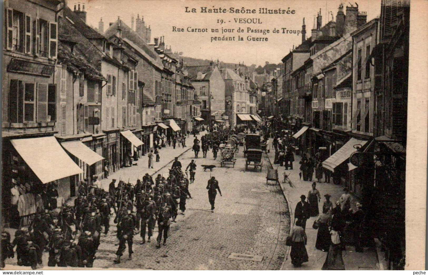 N°2584 W -cpa Vesoul -rue Carnot -passage De Troupes Pendant La Guerre- - Vesoul