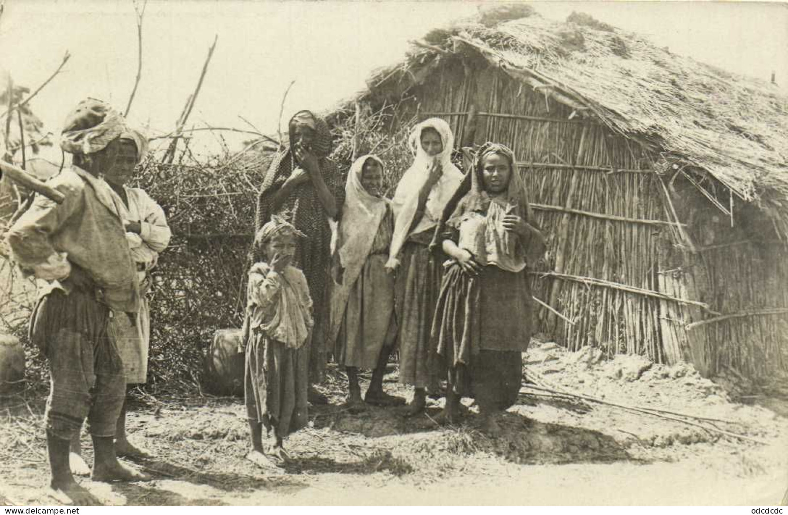 Carte Photo Une Famille Devant Son Habitation RV - Other & Unclassified