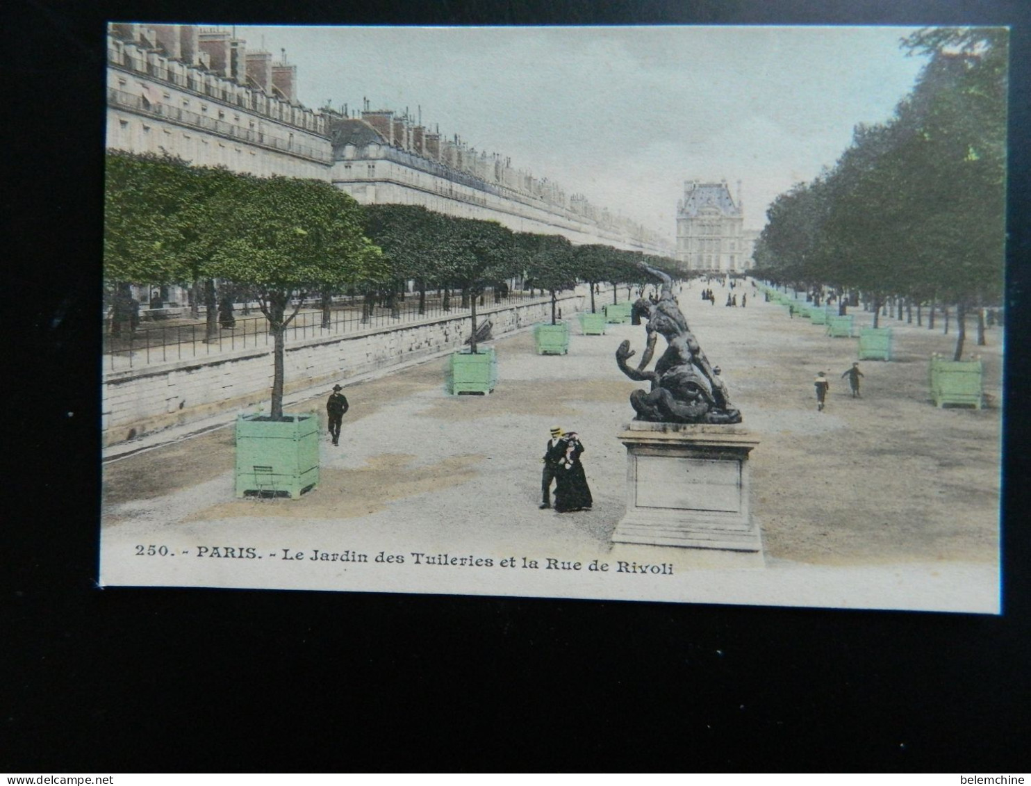 PARIS                                LE JARDIN DES TUILERIES ET LA RUE DE RIVOLI - Parcs, Jardins