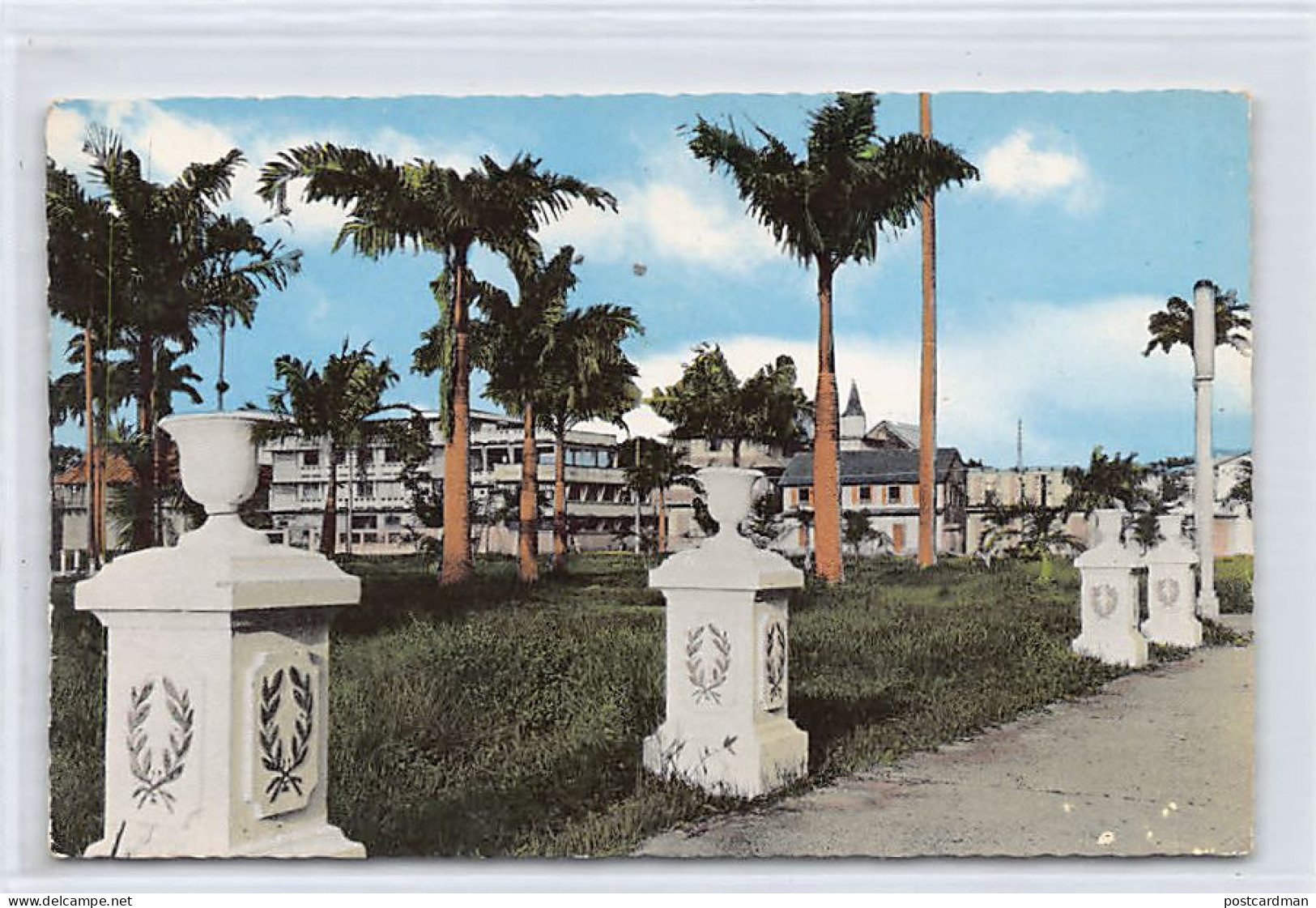 Guyane Française - CAYENNE - Une Vue De La Place Des Amandiers - Ed. Libr. Laguerre 55 - Other & Unclassified