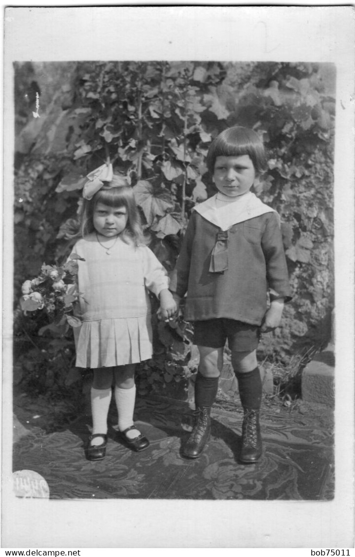 Carte Photo D'une Petite Fille élégante Avec Un Petit Garcon Posant Dans Leurs Jardin En 1926 - Personnes Anonymes