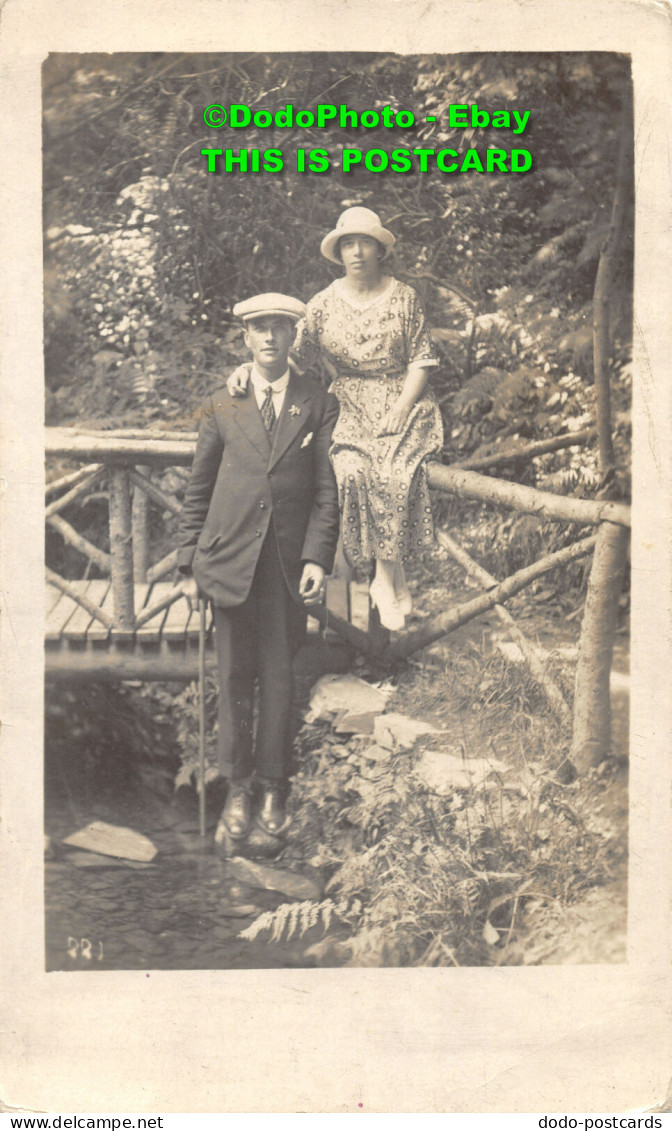 R418884 Woman And Man. Old Photography. Postcard - Monde