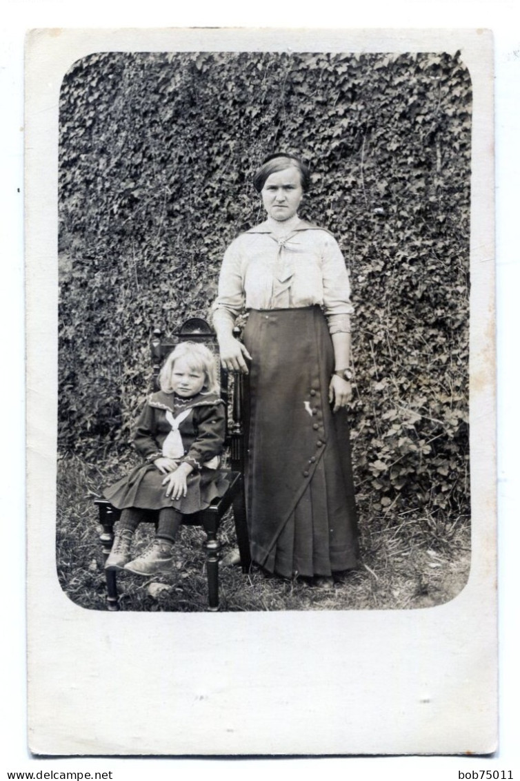 Carte Photo D'une Femme élégante Avec Une Montre Homme Au Poignet Avec Sa Petite Fille Dans Sont Jardin - Personnes Anonymes