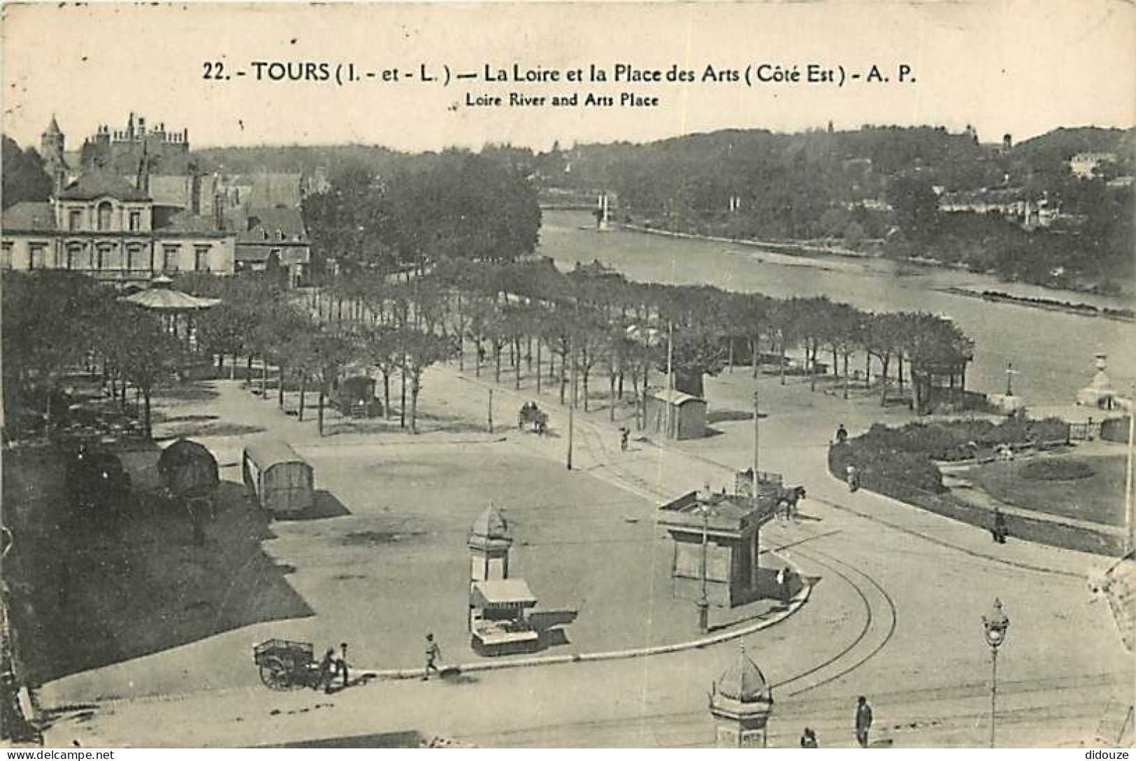 37 - Tours - La Loire Et La Place Des Arts - Animée - Oblitération Ronde De 1928 - CPA - Voir Scans Recto-Verso - Tours