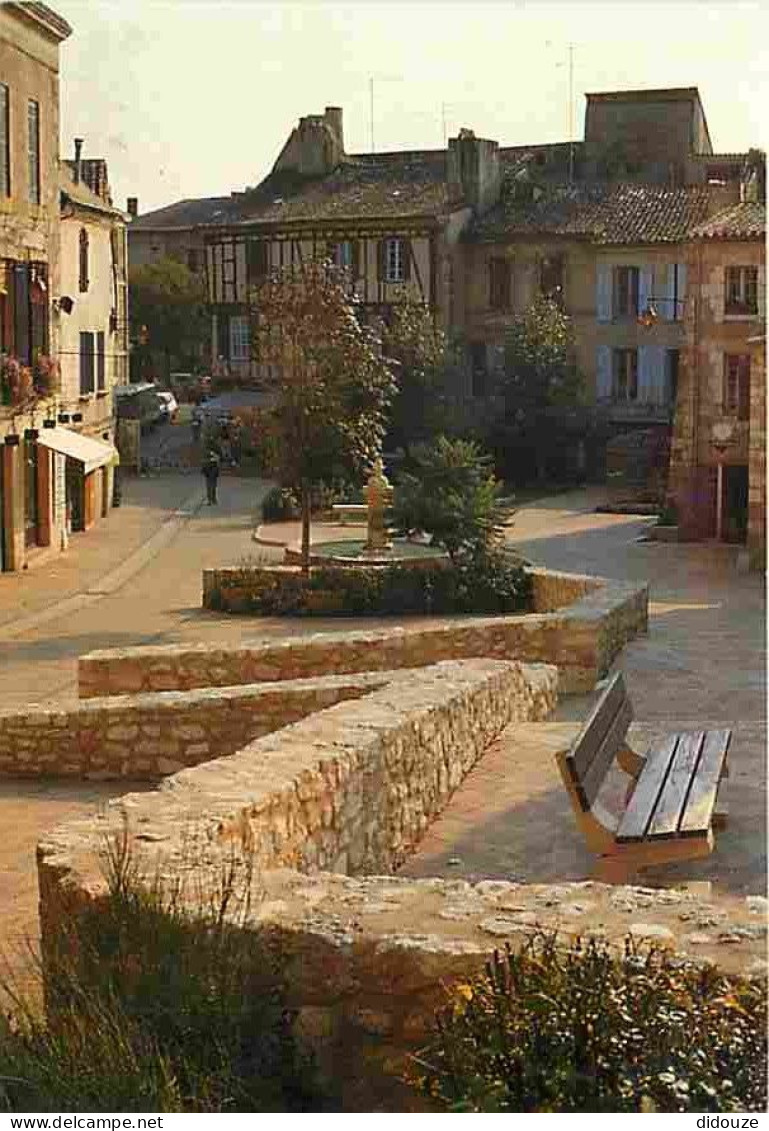 24 - Bergerac - La Place Pélissière Entourées De Vieilles Maisons Restaurées - Au Centre La Font Ronde - CPM - Voir Scan - Bergerac