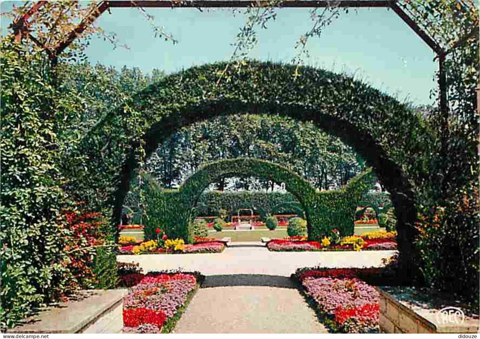 18 - Bourges - Le Jardin Dés Prés Fichaux - Les Arcades - Fleurs - CPM - Voir Scans Recto-Verso - Bourges