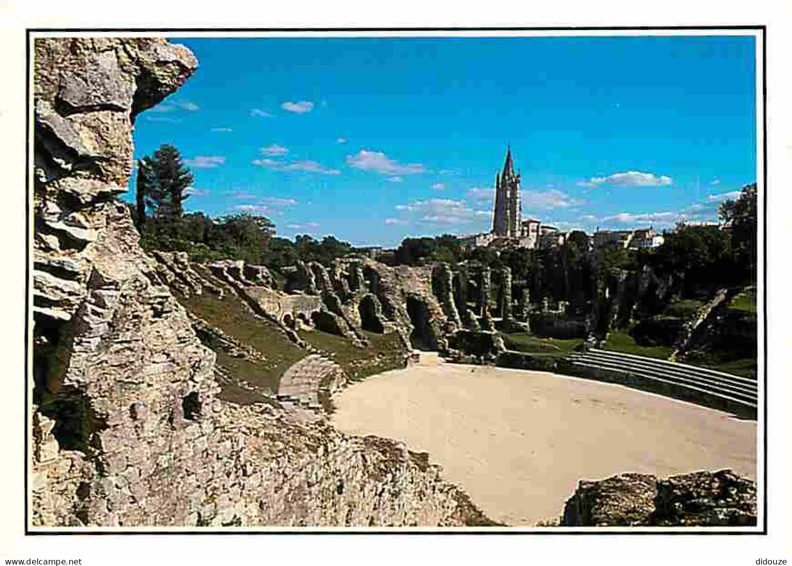 17 - Saintes - Les Arènes Gallo-romaines - L'Eglise St-Eutrope - CPM - Voir Scans Recto-Verso - Saintes