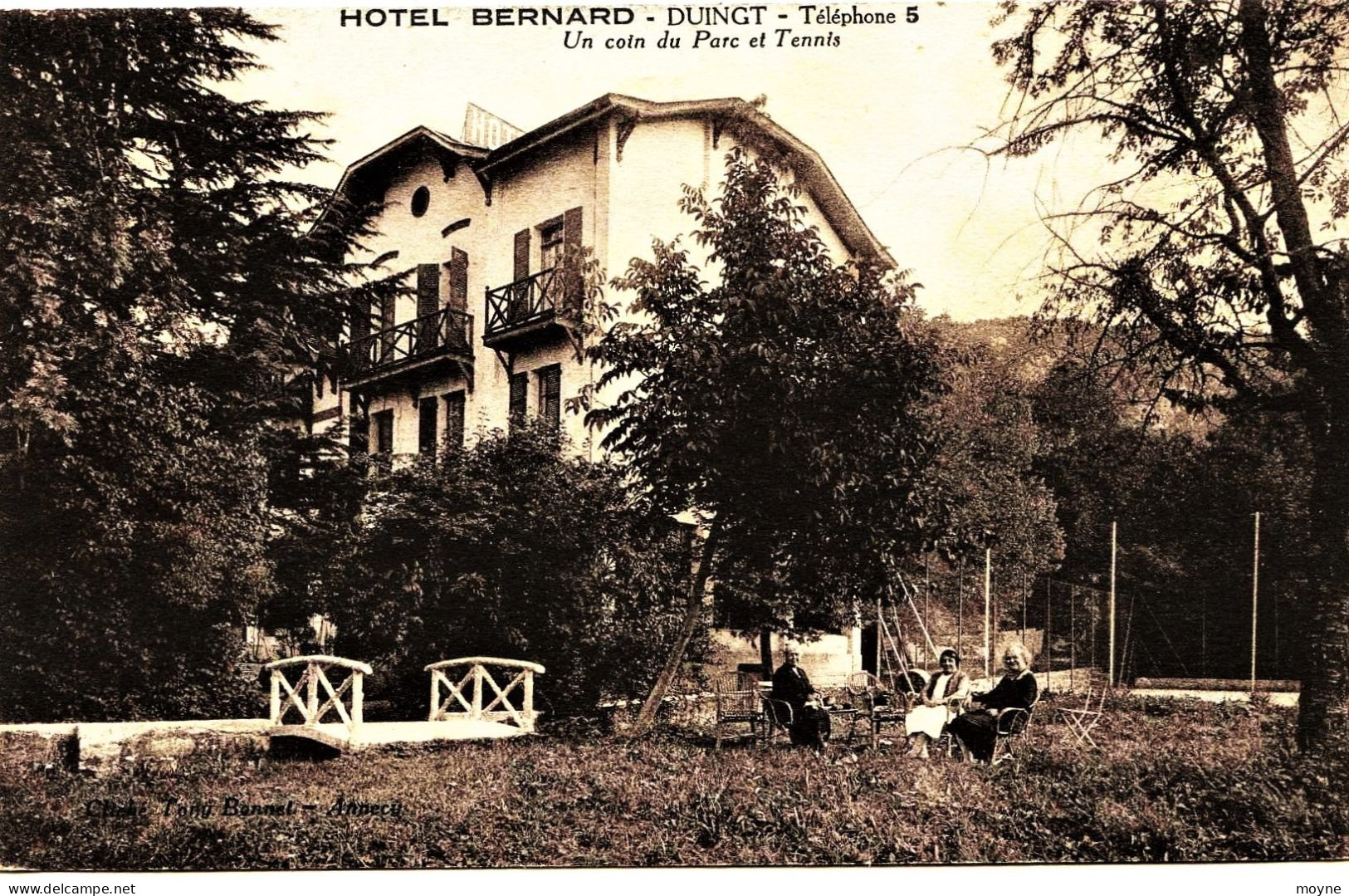 2454  - DUINGT  -  HOTEL  BERNARD ( Disparu ??) , Un Coin Du Parc, Les Gens, Les Tennis...... - Duingt