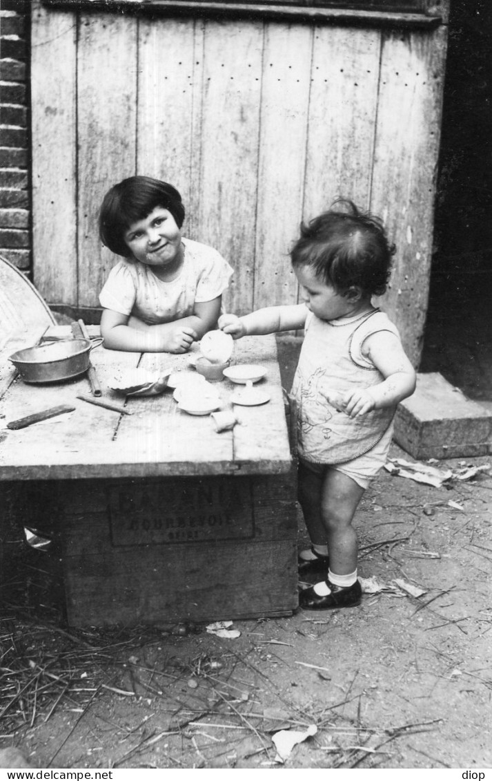 Photo Vintage Paris Snap Shop -enfant Child Dinette  - Personnes Anonymes